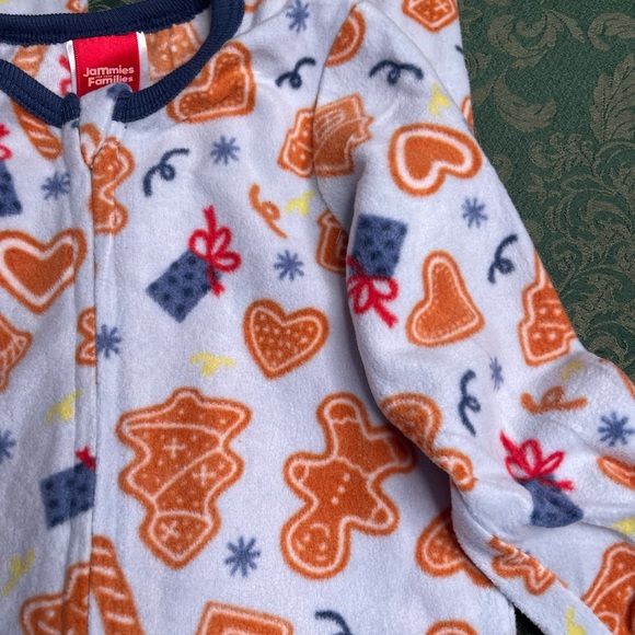 NWT 24m Gingerbread cutout cookies footie matching family pajamas sleeper unisex - Picture 2 of 6